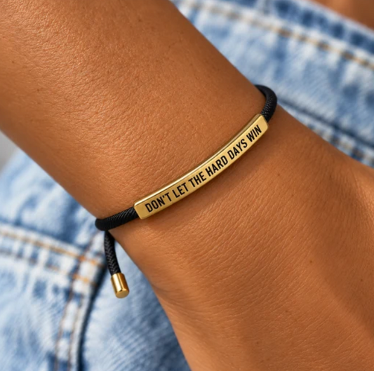 Pulsera con mensaje «Don't Let The Hard Days Win» puesta en la muñeca